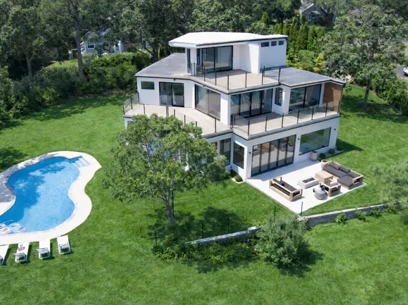 10 Bayview Dr, Hampton Bays, NY 11946