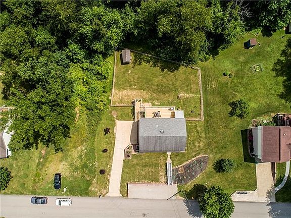 3rd image of 102 Kelly Dr