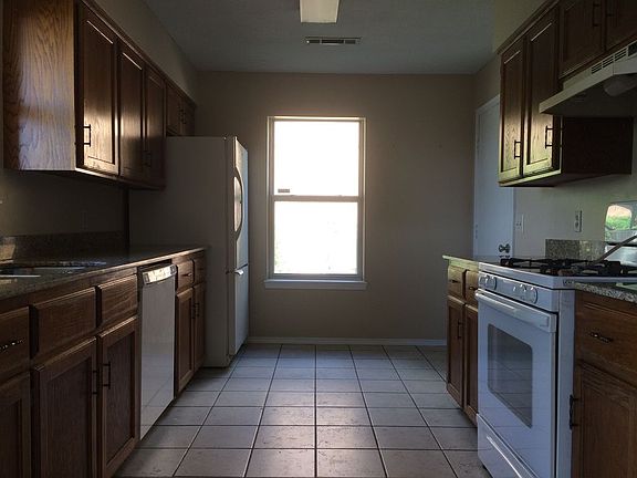 4th image of 203 Jonathan Dr