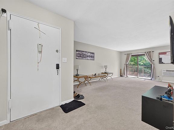 3rd image of 10 Oakwood Terrace #65