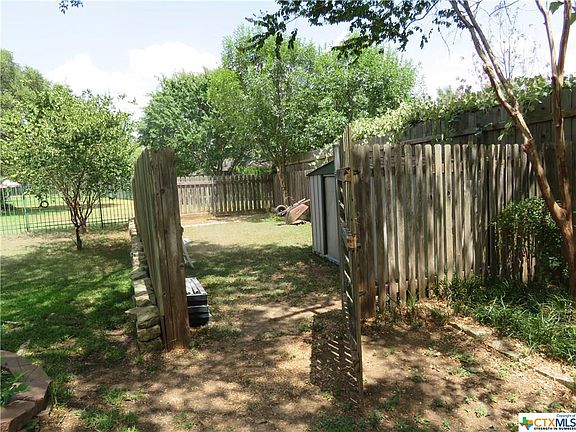 5th image of 222 Elmwood Dr