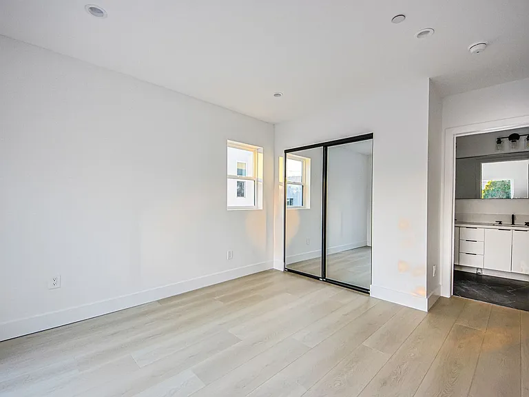 1223 N June St — Photo 23