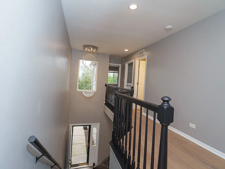1039 Woodview Ct — Photo 7