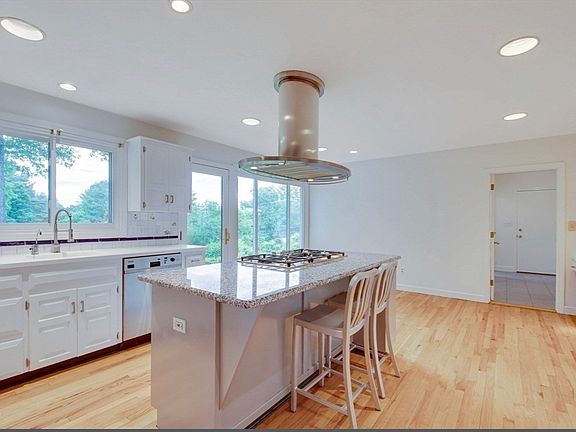 4th image of 107 Farm St