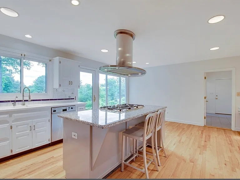 107 Farm St — Photo 4