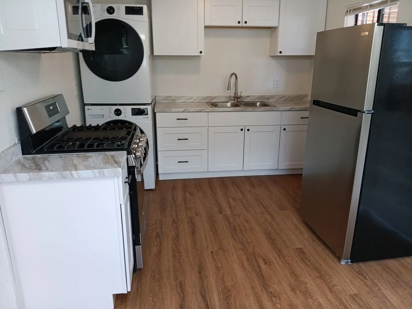 3 Bedroom, 1 Bathroom Home! Schedule a Showing Soon! — Photo 2