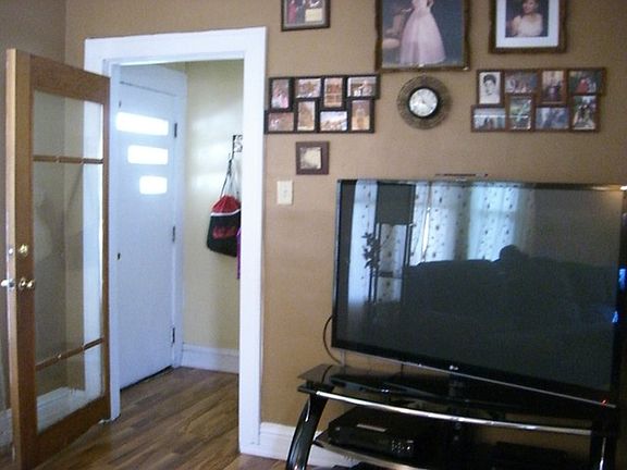 2nd image of 916 Hennepin St