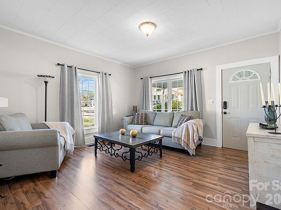 4th image of 304 Garrou Ave SE