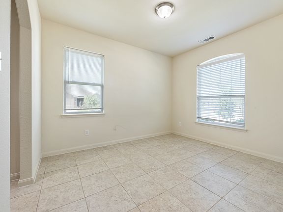 5th image of 202 Magnolia Dr