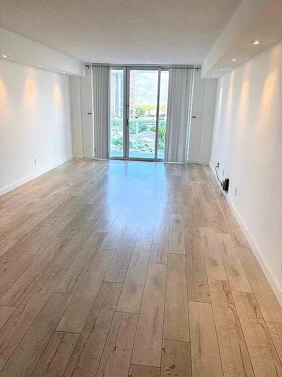 1 bed, 1.0 bath, 1005 sqft, $3,600 — Photo 3