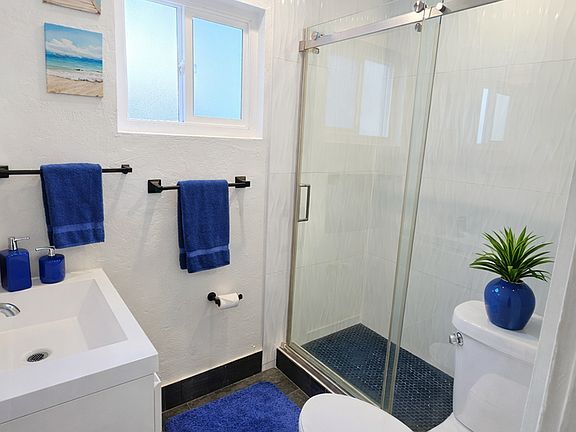 5th image of 217 10th St APT 2