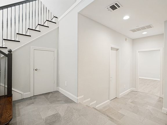 3rd image of 3967 Travis St
