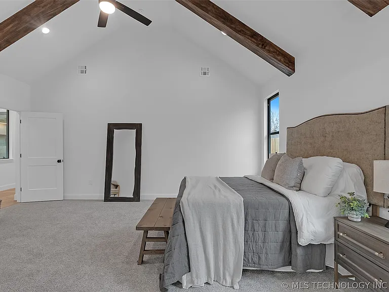 515 W El Paso St — Photo 45
