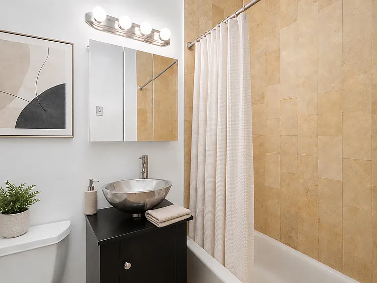 112 W 15th St #1 — Photo 8