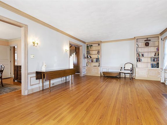 4th image of 1828 Oxford St