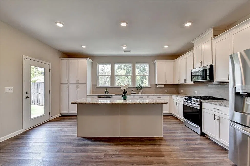 3 bed, 2.5 bath, 2562 sqft, $3,000 — Photo 3