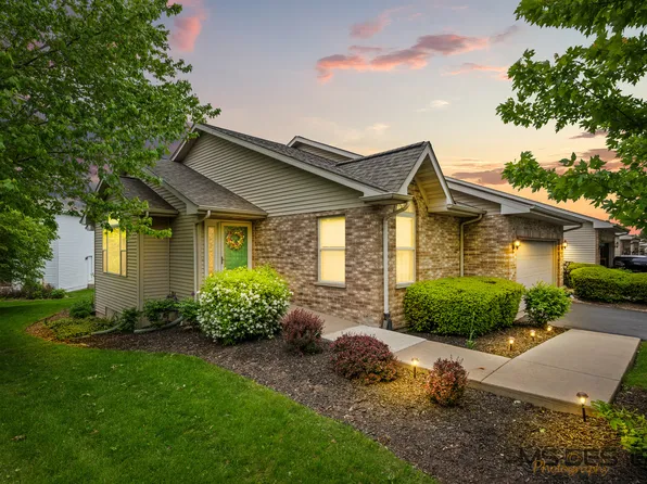 915 Foxpointe Dr, Sycamore, IL 60178