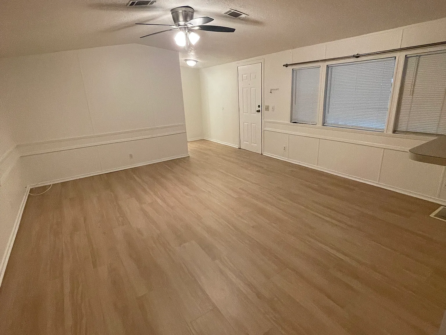 2 bed, 960 sqft, $1,600 — Photo 3