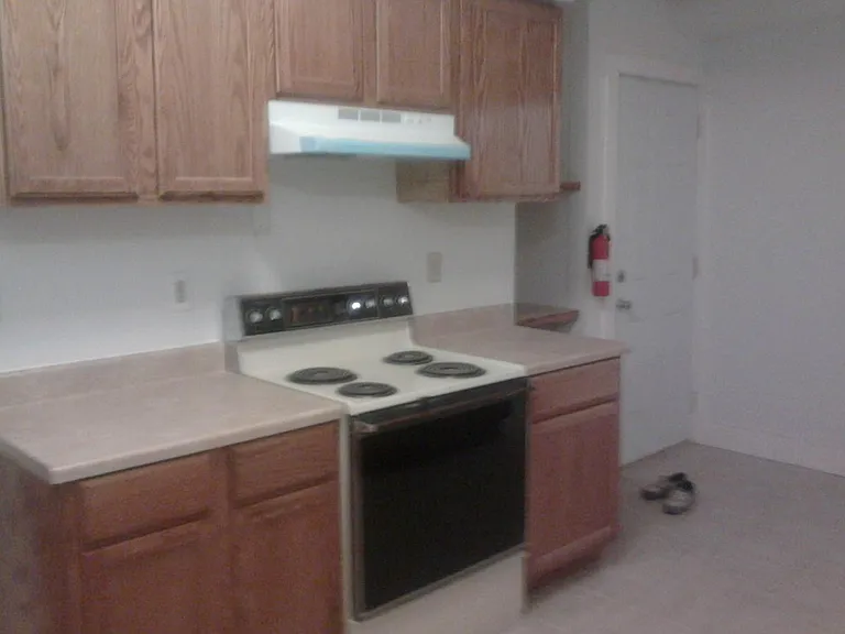 130 College Pl — Photo 3