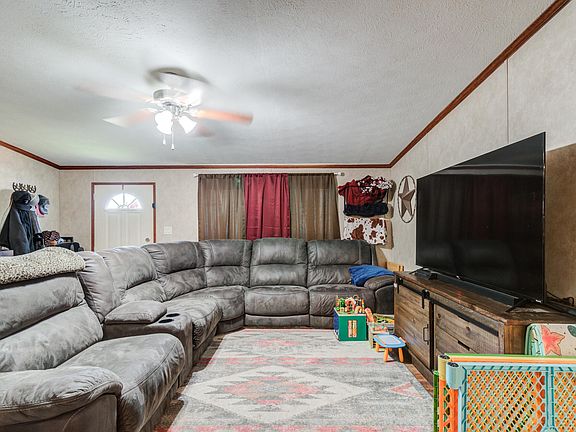 5th image of 104 E Cragin St