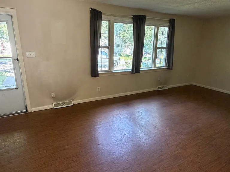 512 Rosemary Rd — Photo 2