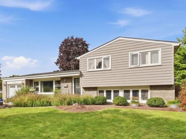 1006 W Frontenac Dr, Arlington Heights, IL 60004