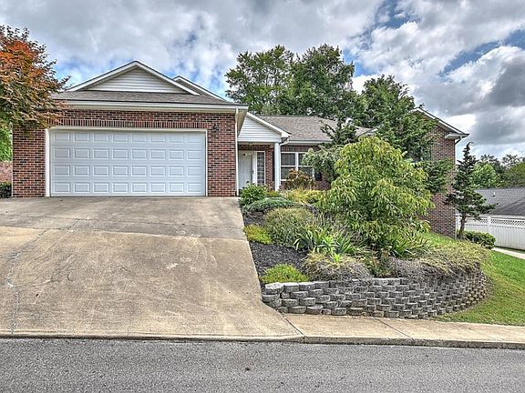 3rd image of 104 Keeneland Cir