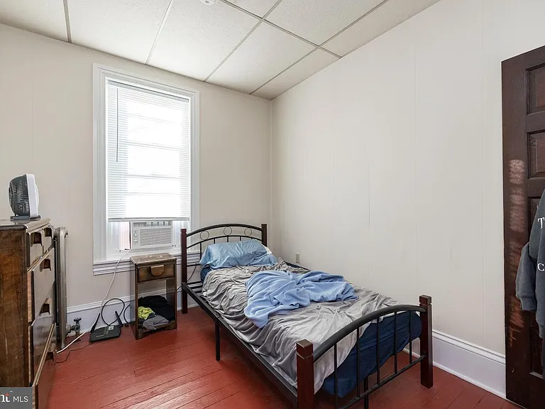 901 Queen St #2 — Photo 5