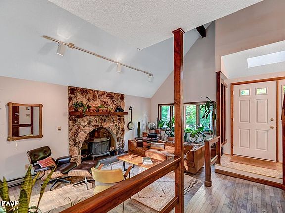 5th image of 181 Parkwood Dr