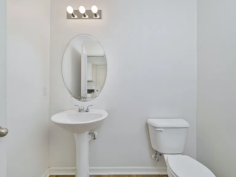 305 NW 16th Pl — Photo 17