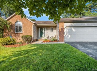 1277 Crystal Pointe Cir, Fenton, MI 48430