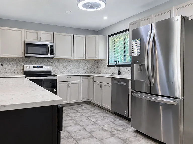 1621 Cloverdale Dr — Photo 5