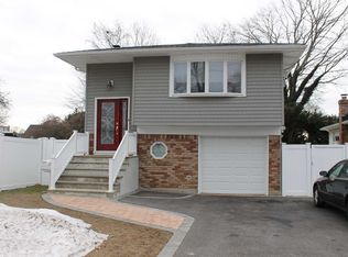 232 W 1st St, West Islip, NY 11795