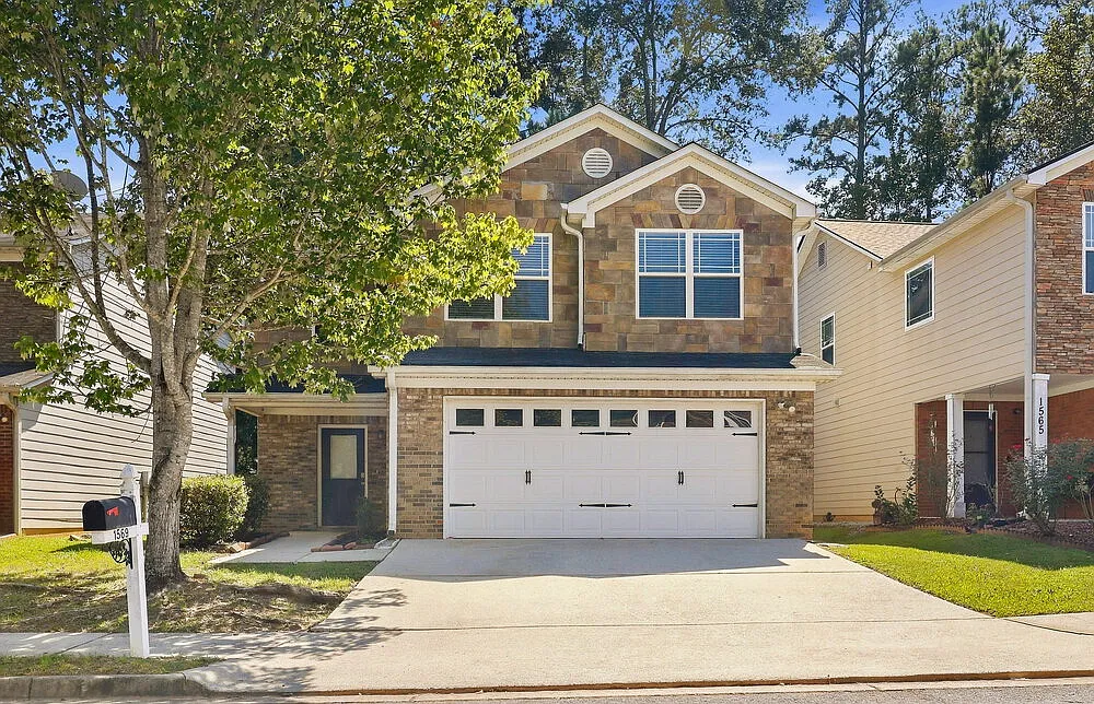 4 bed, 2.5 bath, 1912 sqft, $2,210 — Photo 1