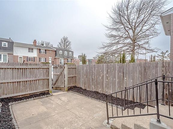 3rd image of 8618 W 84th Ter