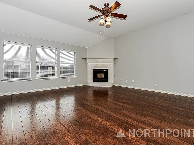 1204 Lost Valley Dr — Photo 2