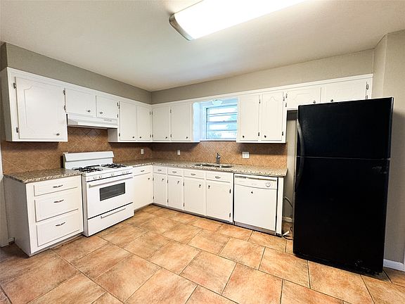 5th image of 909 N Avenue K