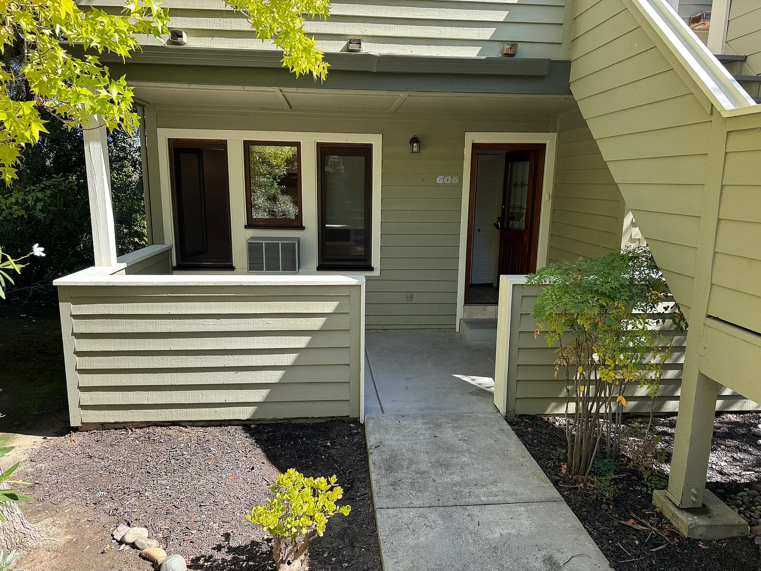 3 bed, 1260 sqft, $3,430 — Photo 2