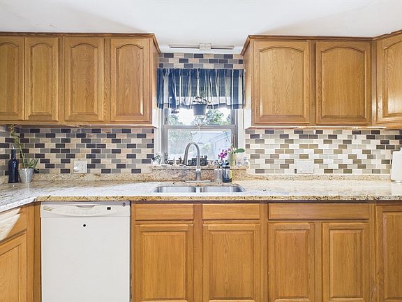 3rd image of 12 Adams Dr
