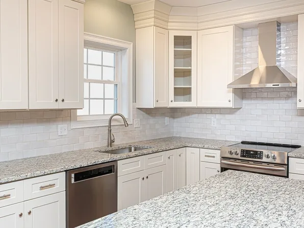 5 Par Five Ln #9, Dudley, MA 01571