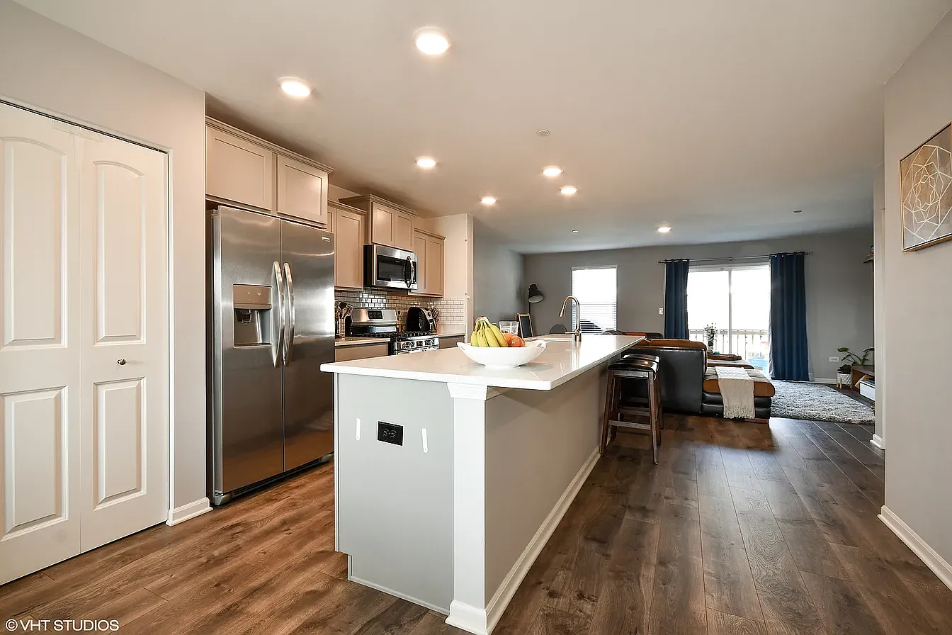 3 bed, 2.5 bath, 1800 sqft, $3,100 — Photo 3