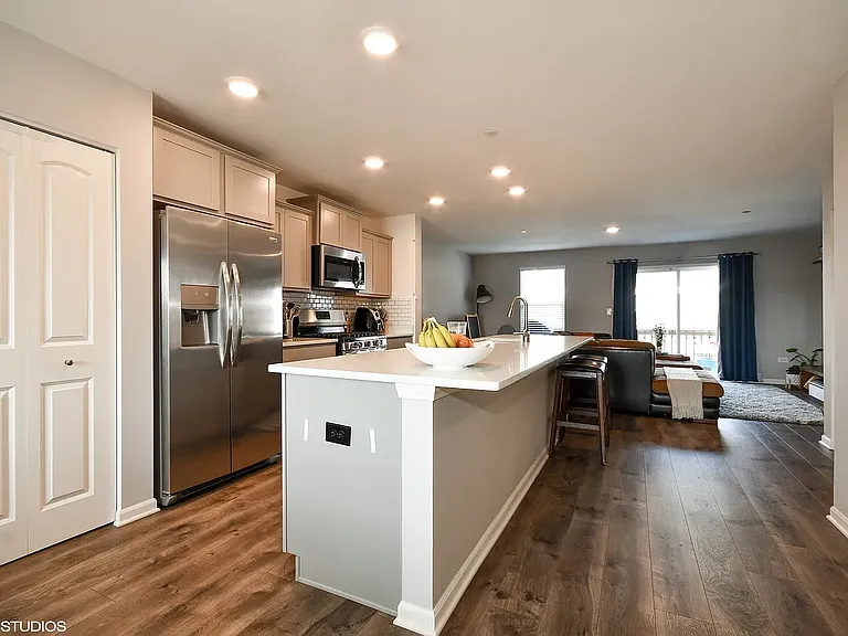906 Bradford Dr — Photo 3