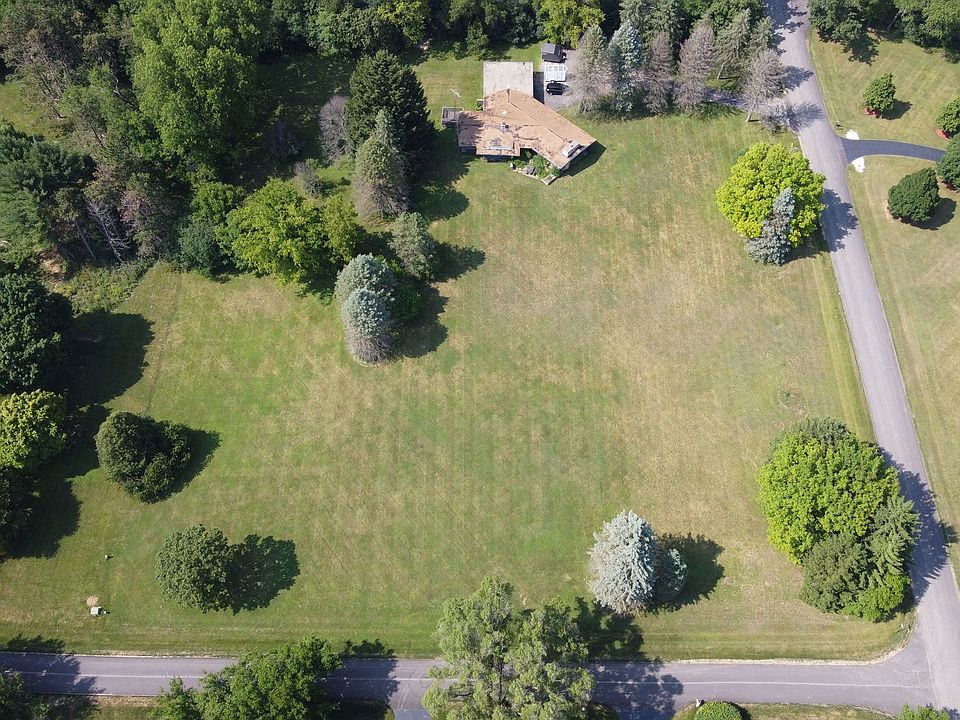 2nd image of 25 W Surrey Ln