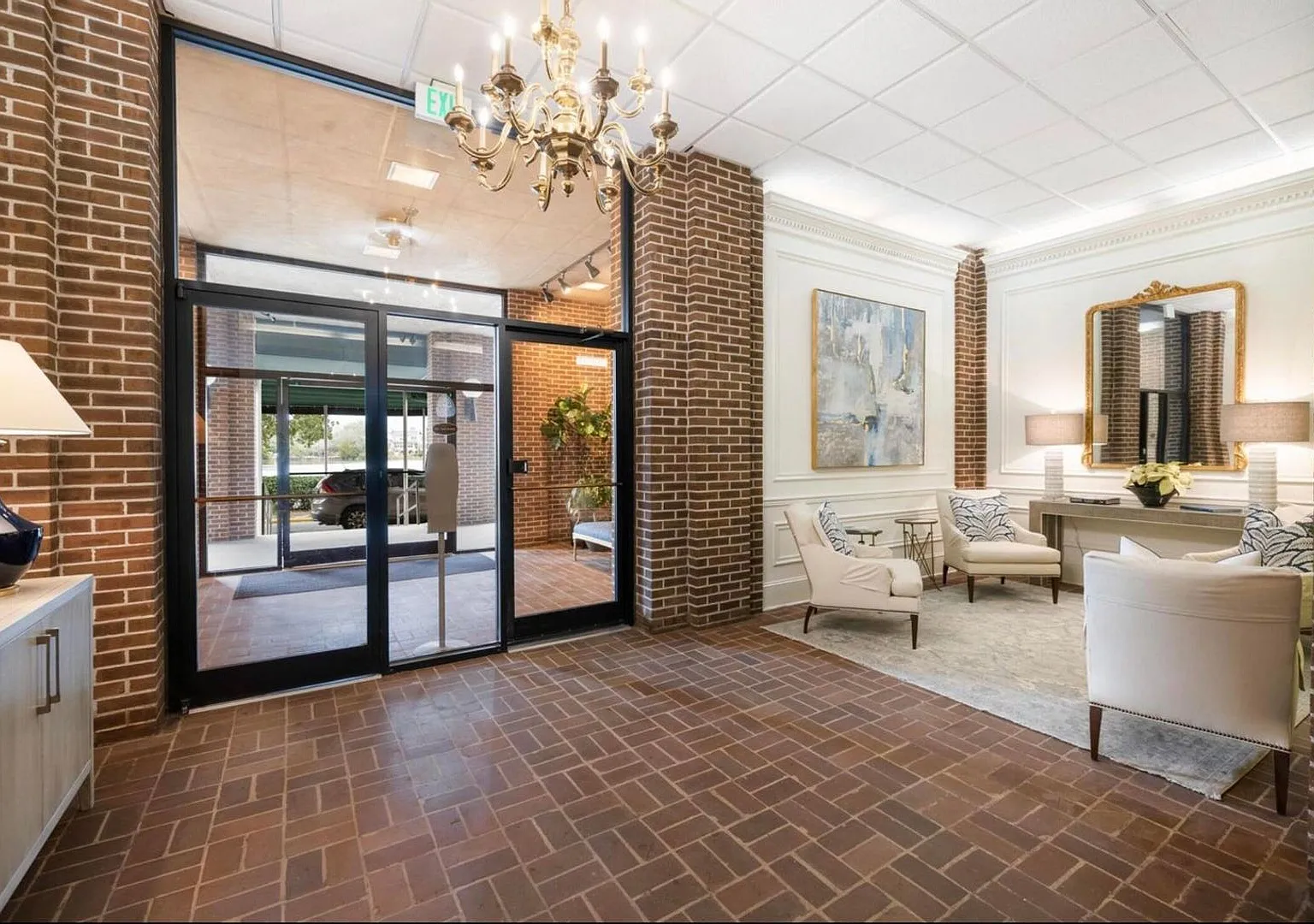 Two Bedroom Condo in Downtown Charleston — Photo 3