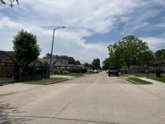 Exterior Neighborhood (street photo)
