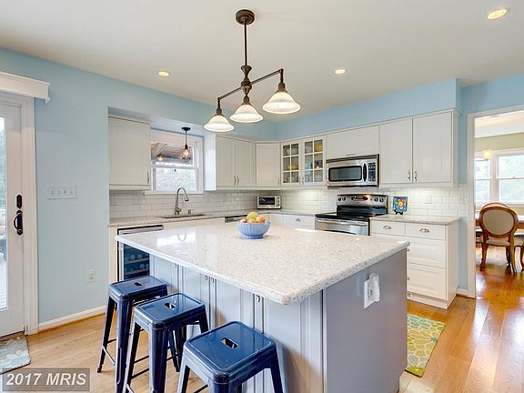 huge quartz center island w breakfast bar