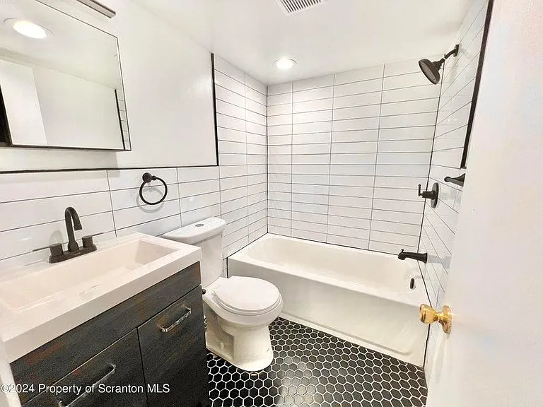 Parkway Manor — Photo 6