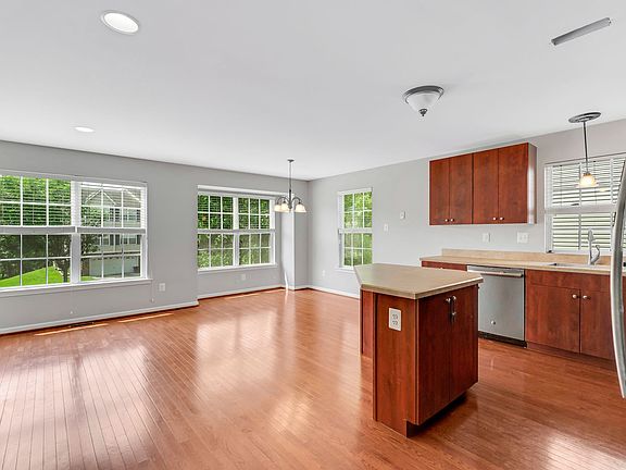 4th image of 11 Whalens Ct