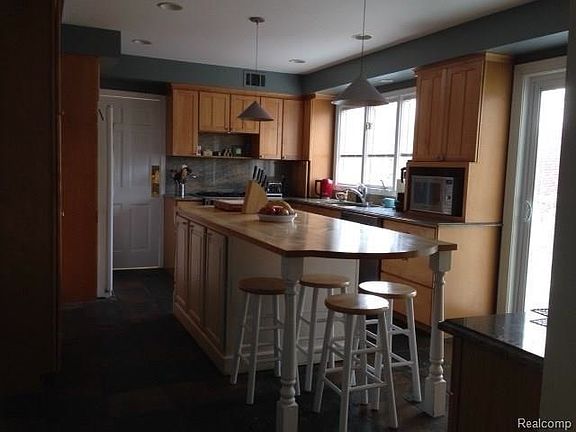 2nd image of 5390 Vincennes Dr