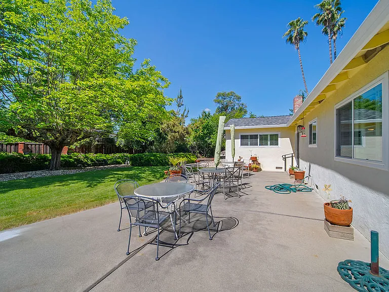 1911 Chateau Ct — Photo 23